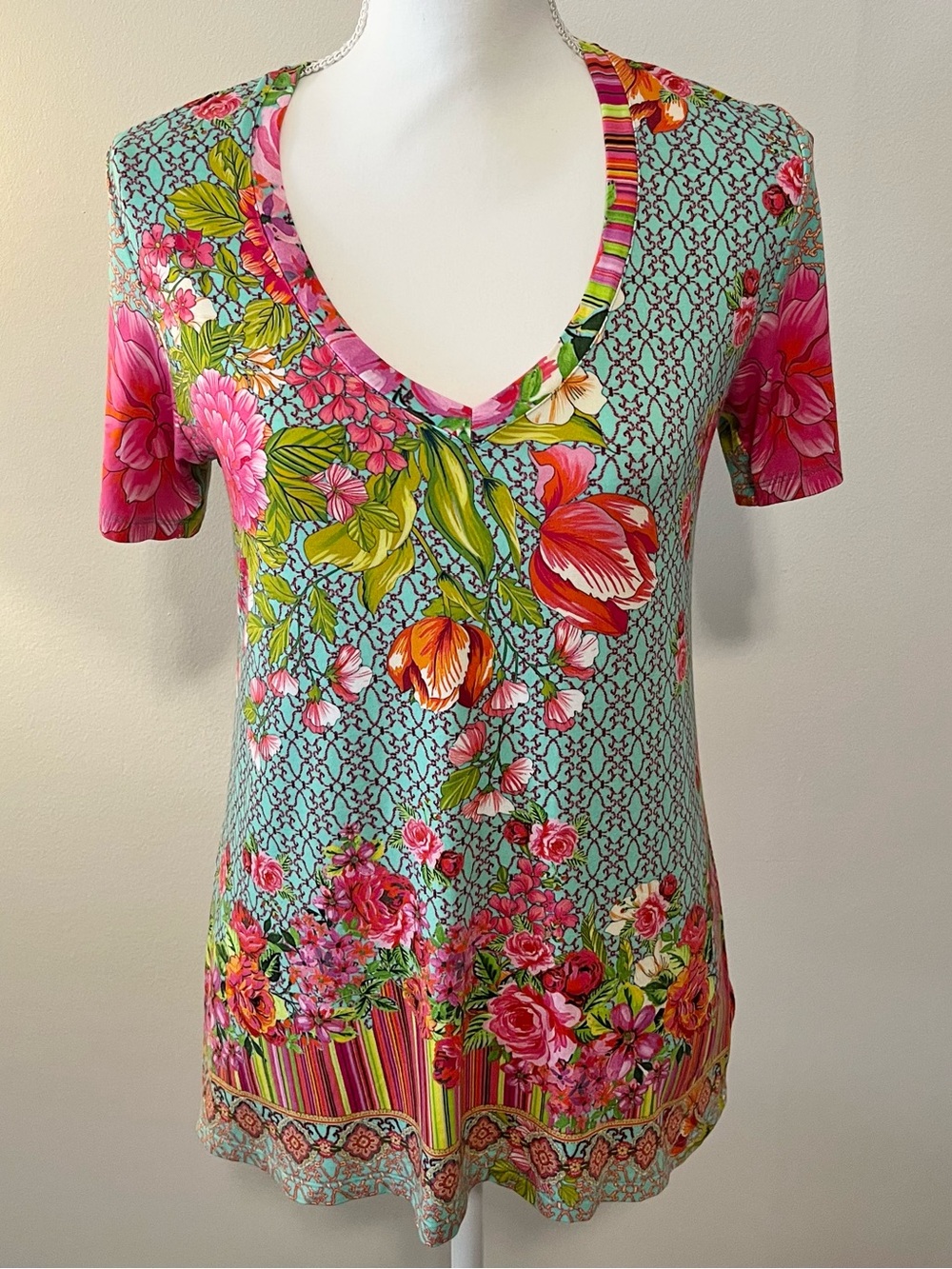 Johnny Was Mona May Favorite Art to Wear Bamboo V Neck Tee Shirt. Size XS
